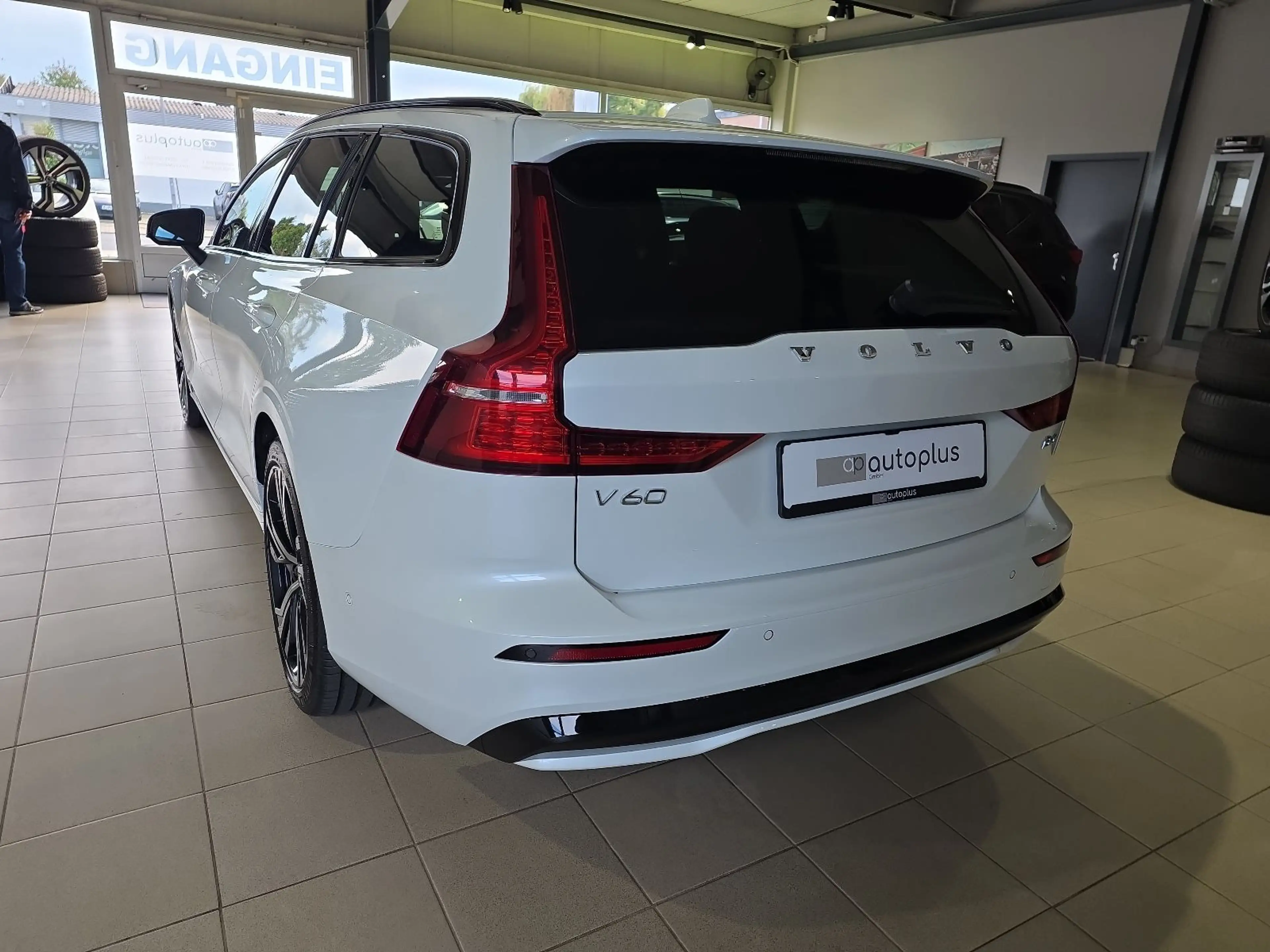 Volvo V60 B4 Plus Dark ACC BLIS Pano 360° Leder Winter — photo 9