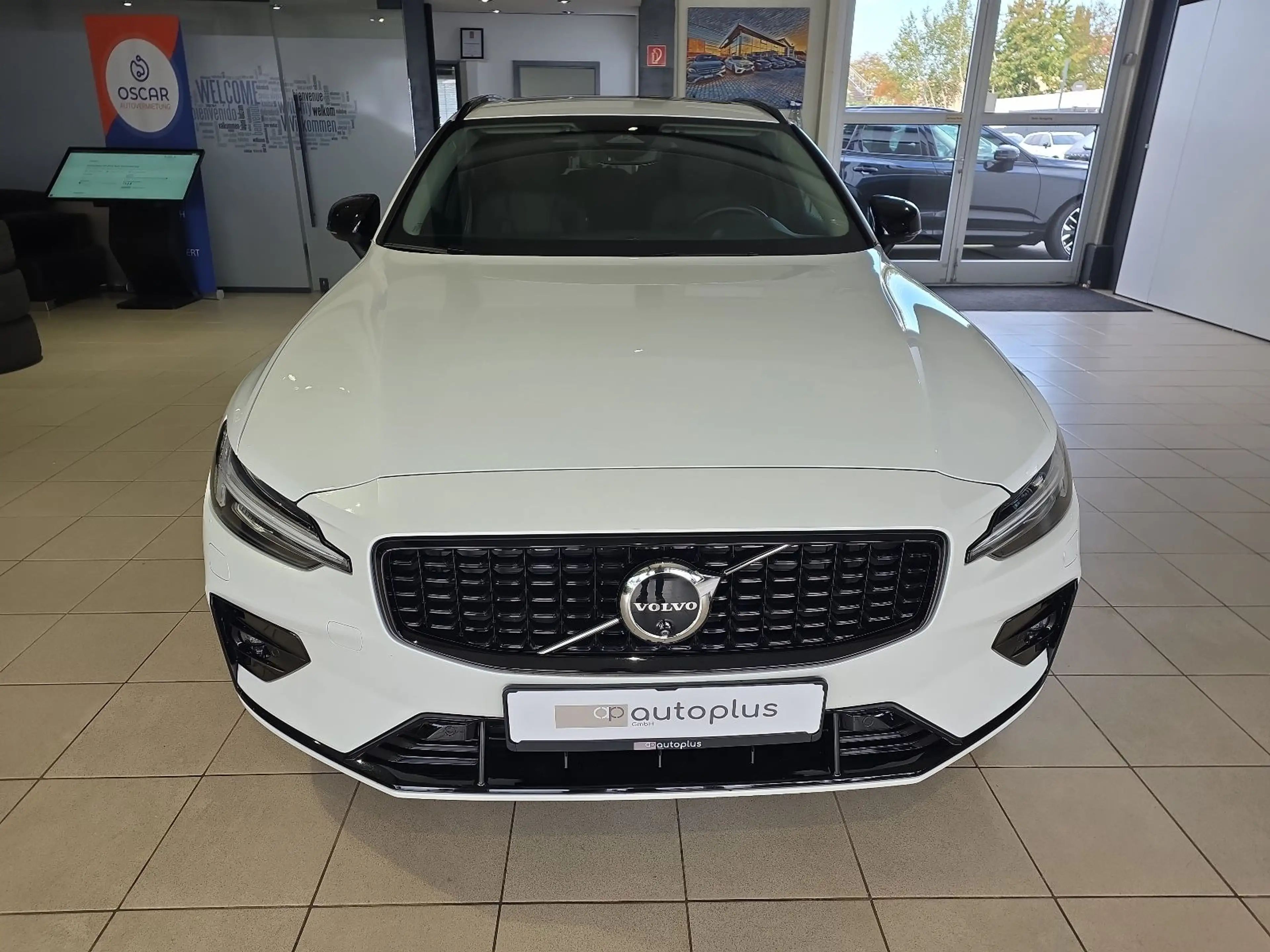 Volvo V60 B4 Plus Dark ACC BLIS Pano 360° Leder Winter — photo 3
