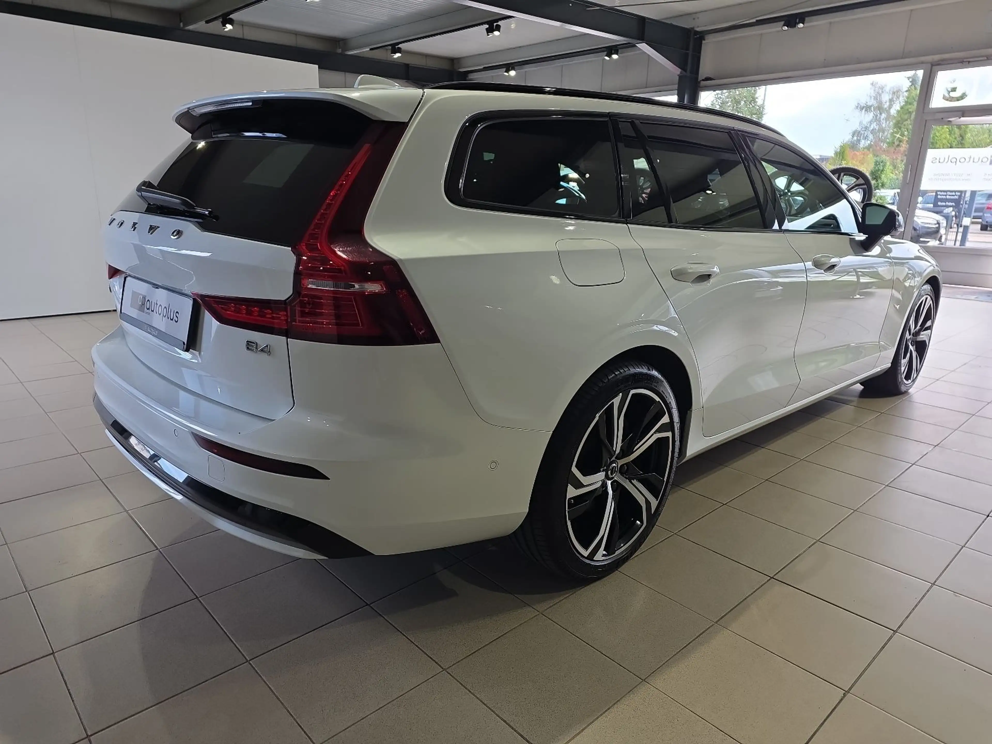 Volvo V60 B4 Plus Dark ACC BLIS Pano 360° Leder Winter — photo 6