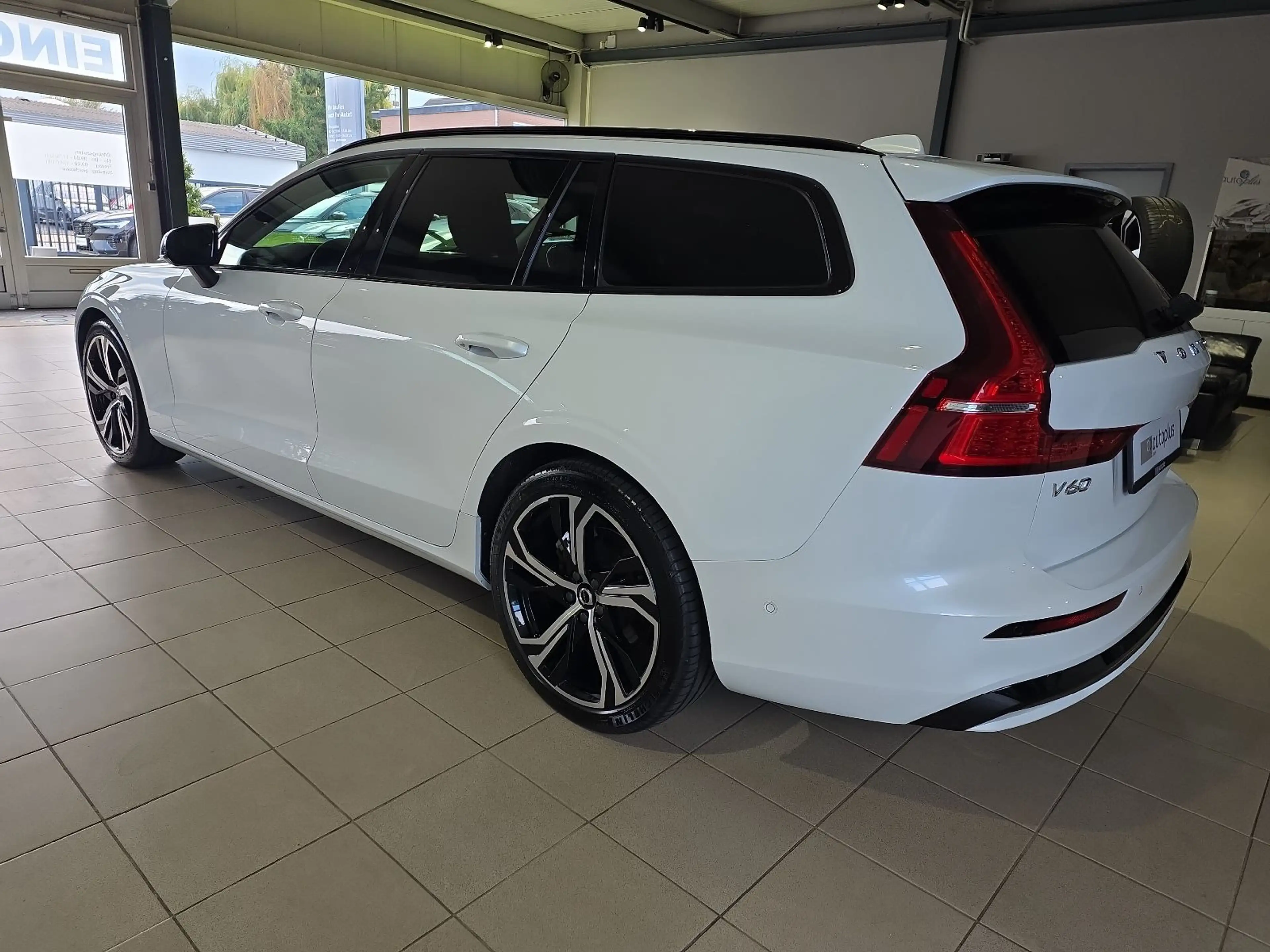 Volvo V60 B4 Plus Dark ACC BLIS Pano 360° Leder Winter — photo 10