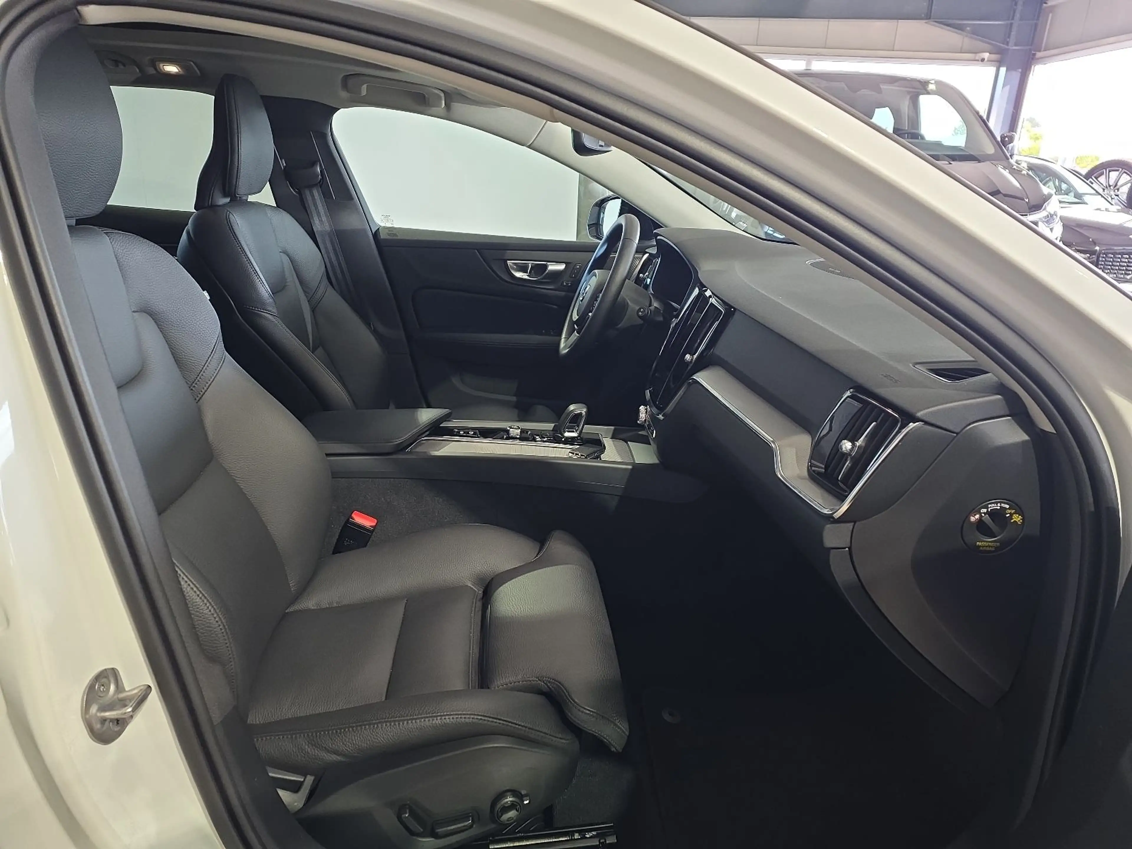 Volvo V60 B4 Plus Dark ACC BLIS Pano 360° Leder Winter — photo 11