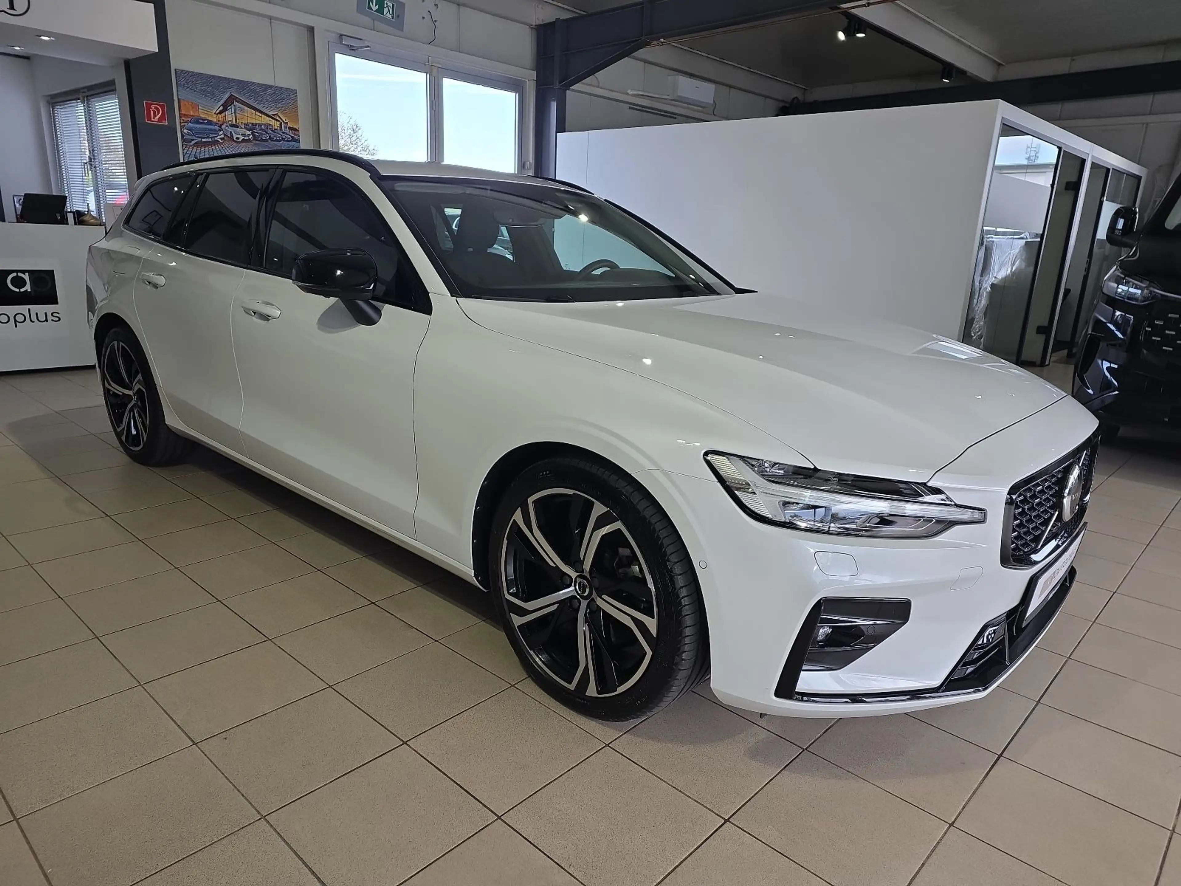 Volvo V60 B4 Plus Dark ACC BLIS Pano 360° Leder Winter — photo 5