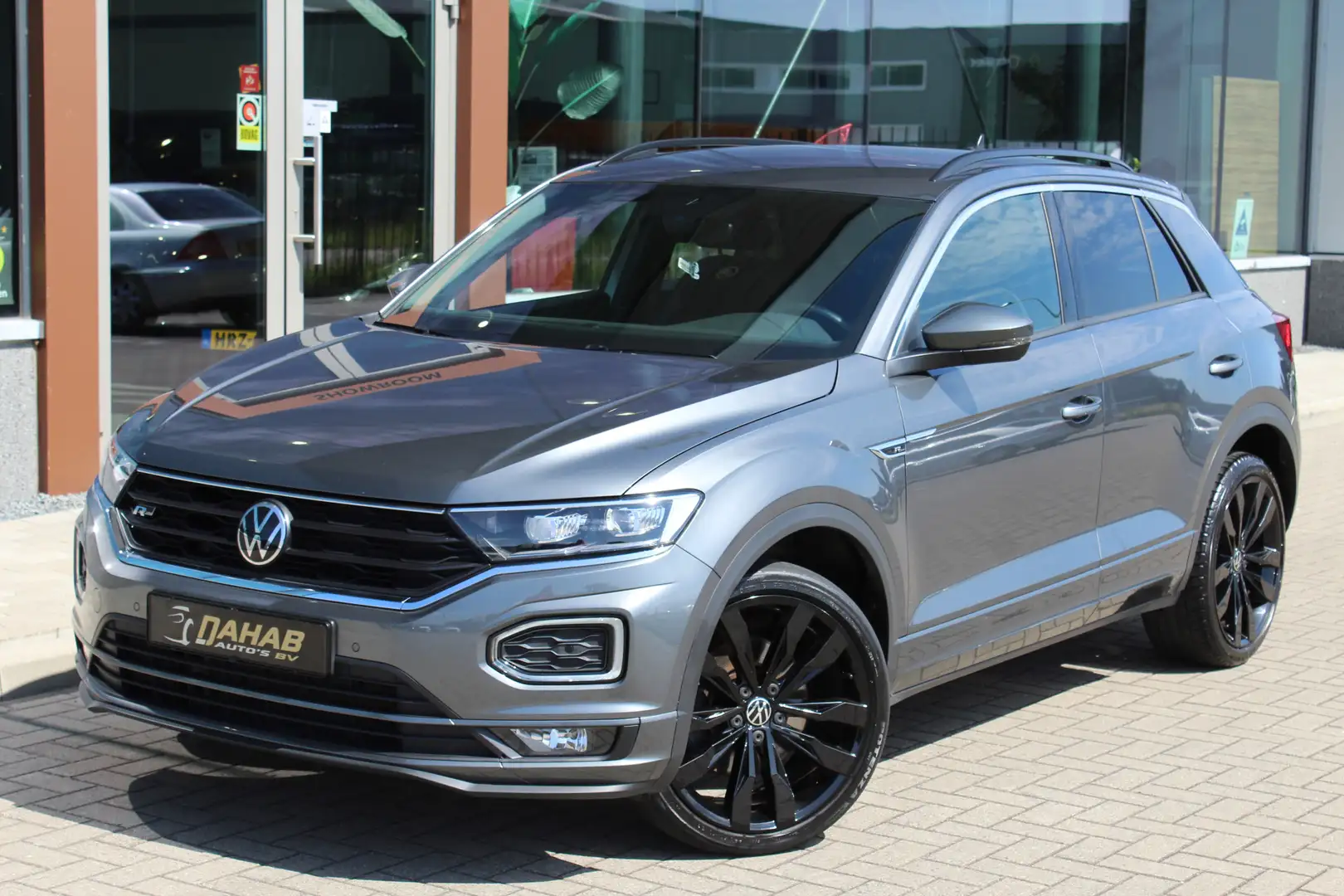 Volkswagen T-Roc 1.5 TSI R-Line | ACC | Navi | Camera | DSG | Trekh Grijs - 2