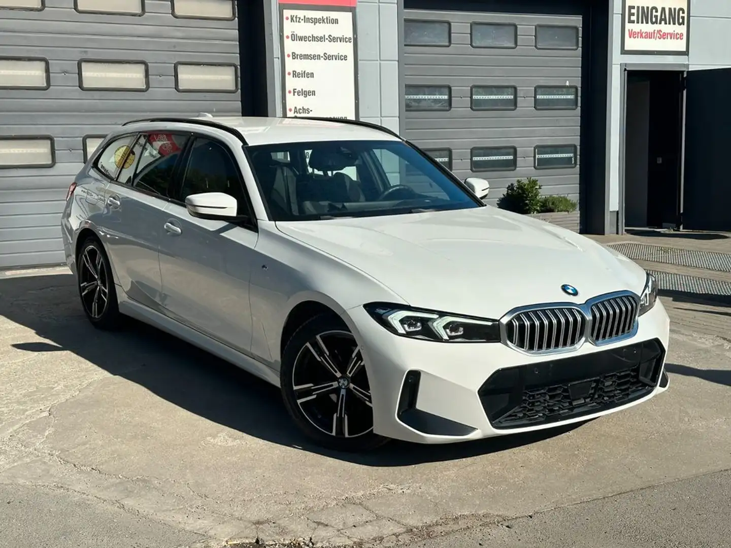 BMW 320 i M Sport Touring LED NAVI RFK ACC SHZ*SOFORT Bílá - 2