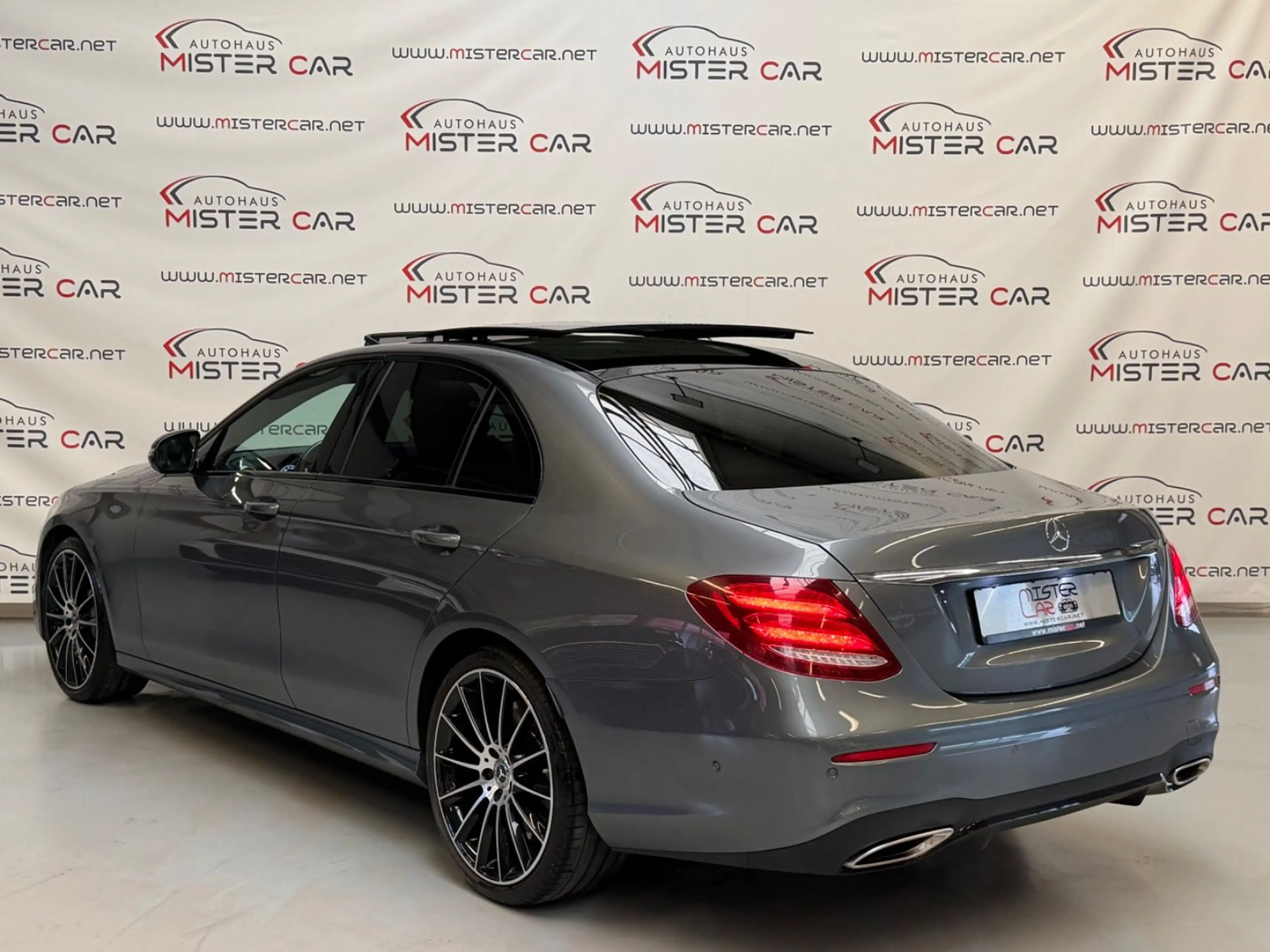 Mercedes-Benz E 400 4M AMG LINE WIDE/PANO/MULTIBEA/LUFT/HUD/20 — photo 3