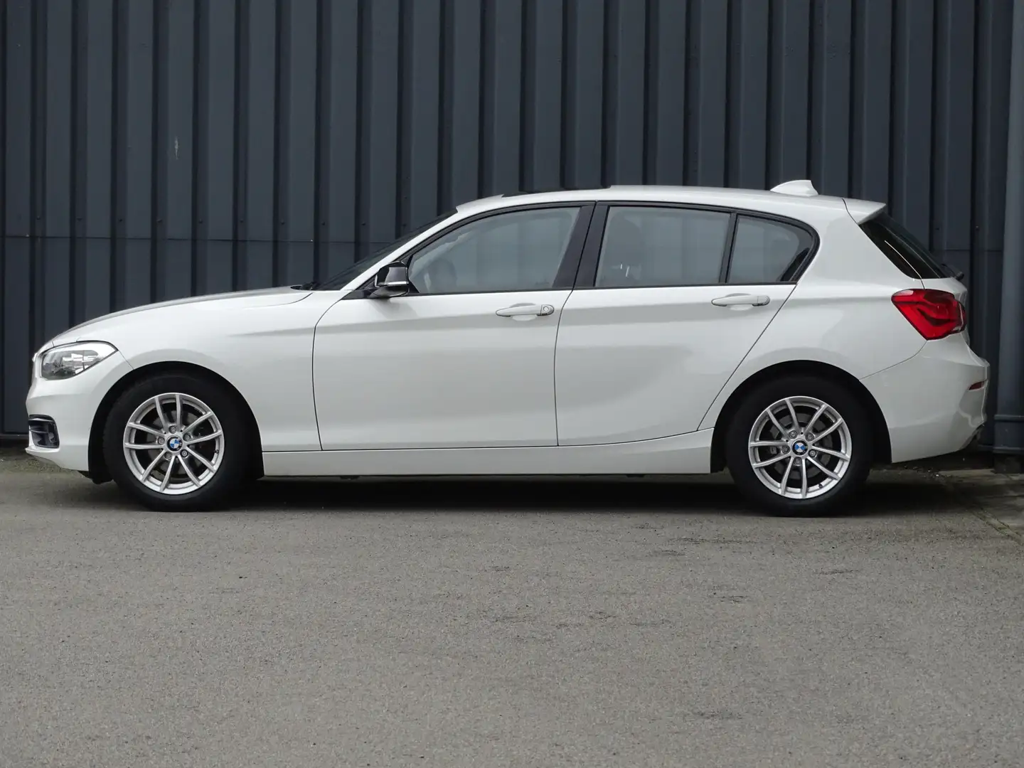 BMW 118 1-serie 118i Sport AUTOMAAT 5-Deurs | Schuif-/kant Weiß - 2