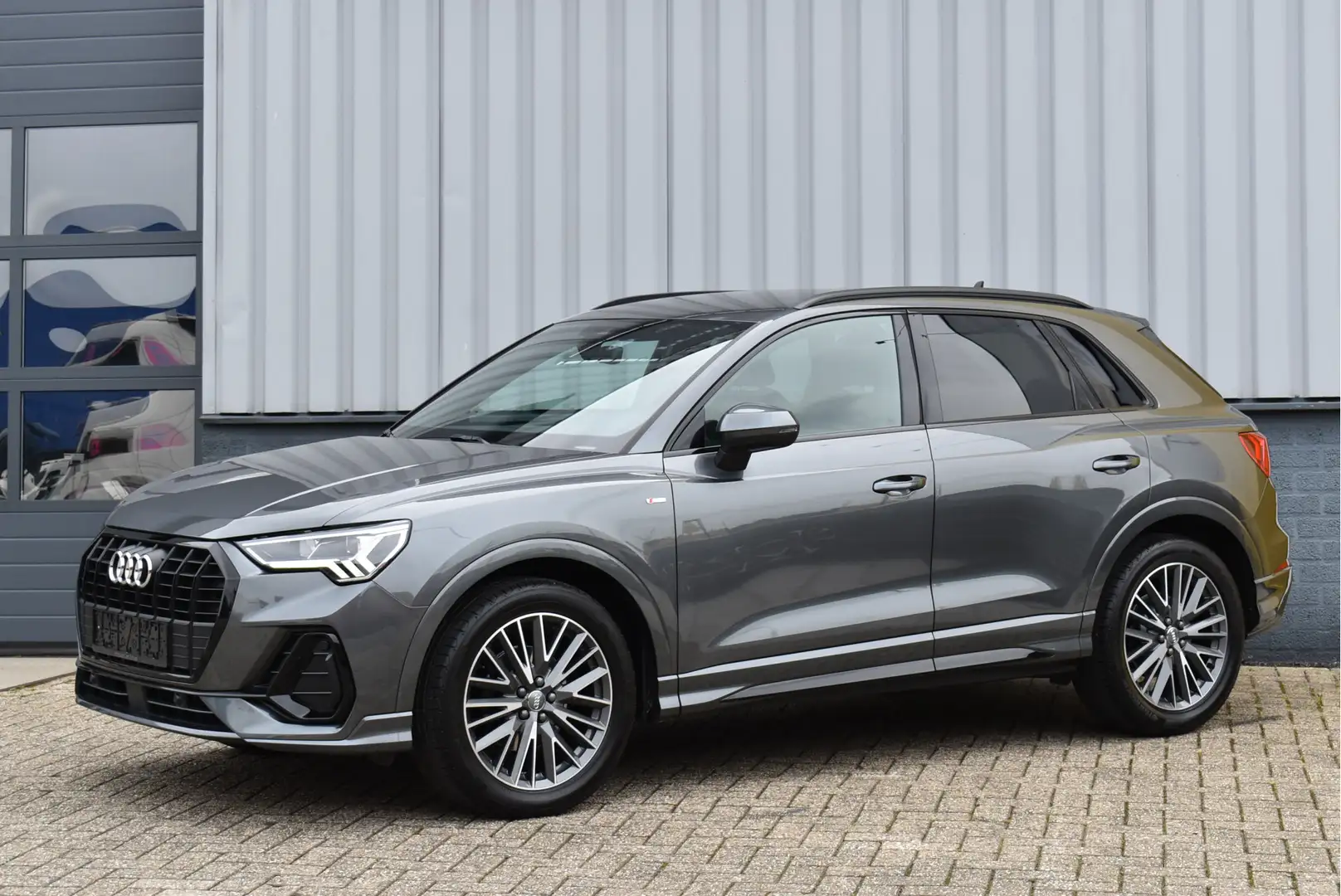 Audi Q3 35 TFSI S-Line Black Ed Matrix Leder Trekhaak Appl Grijs - 2