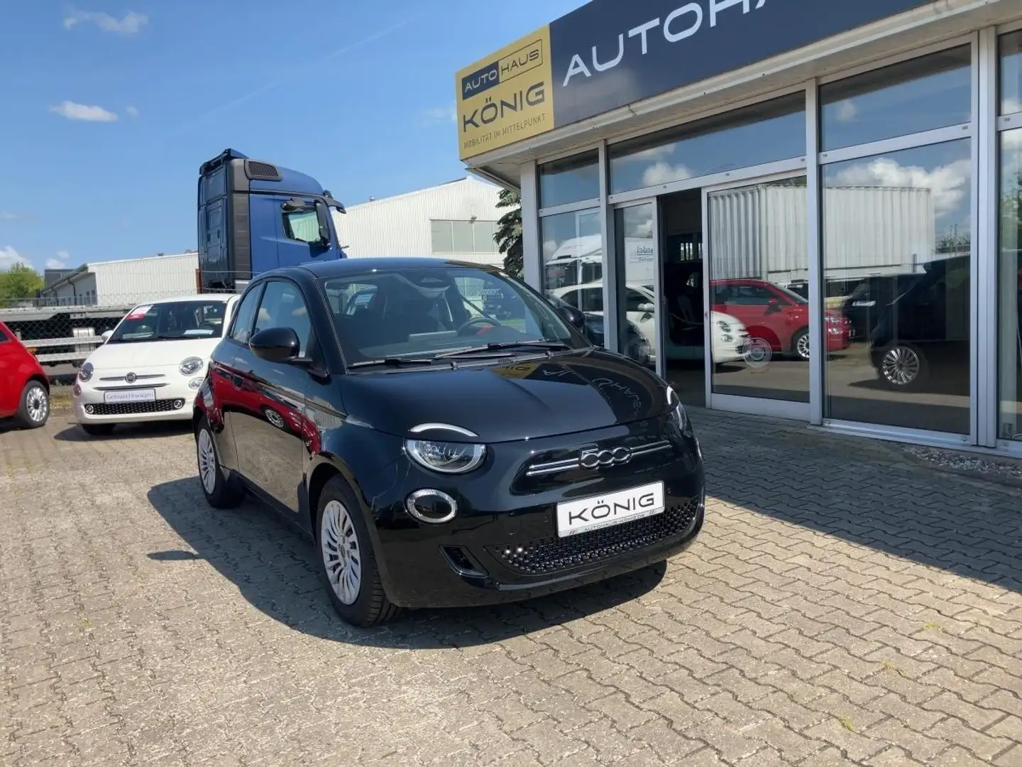 Fiat 500e Elektro 42 kWh 3+1 RED Komfortpaket Czarny - 2