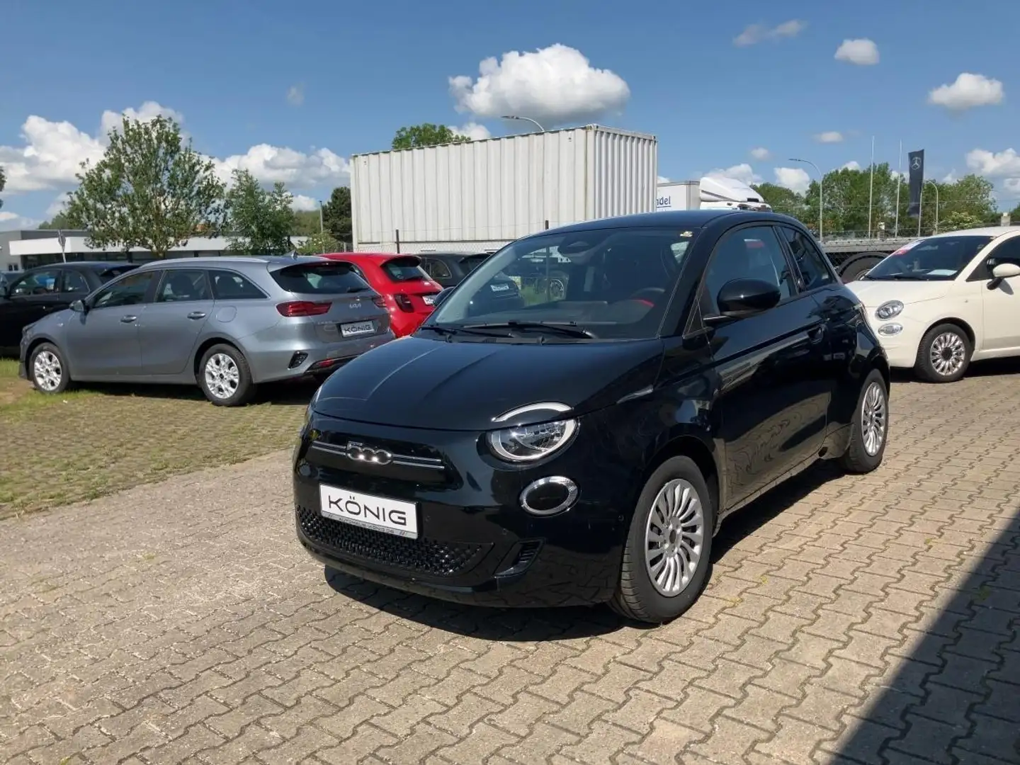 Fiat 500e Elektro 42 kWh 3+1 RED Komfortpaket Czarny - 1