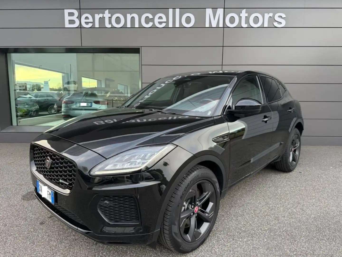 Jaguar E-Pace 2.0D 163cv AWD R-DYNAMIC BLACK GARANZIA 2028 Nero - 1