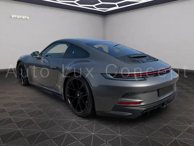 Porsche 911 view 7
