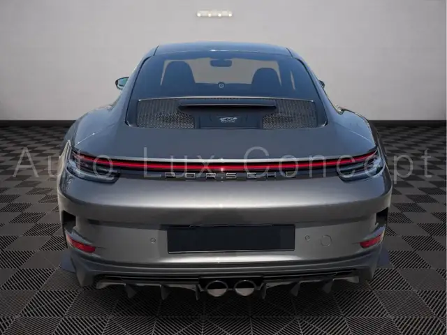 Porsche 911 view 8