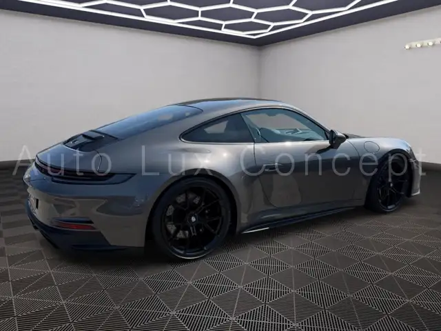 Porsche 911 view 4