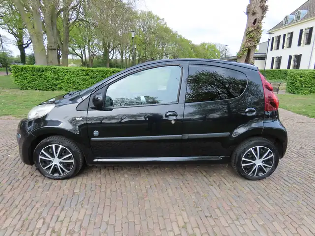 Peugeot 107 view 2