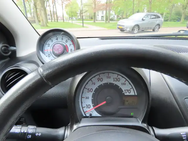 Peugeot 107 view 11