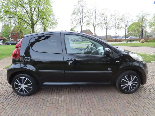 Peugeot 107 view 5