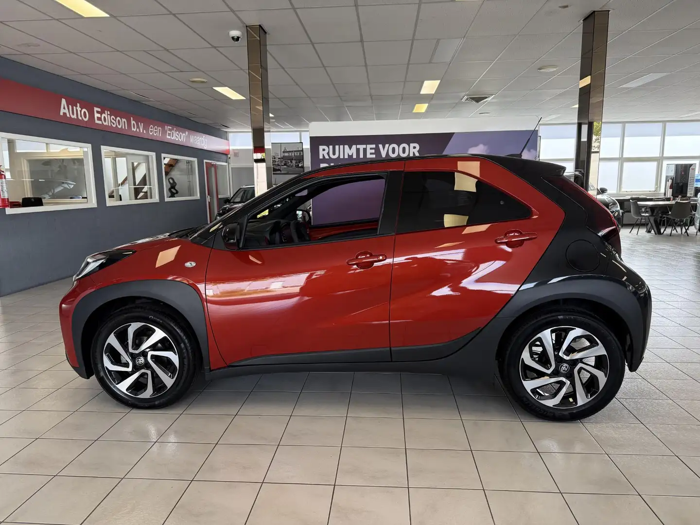 Toyota Aygo X 1.0 VVT-i S-CVT Pulse *APP CONNECT*LED*CAMERA* Rood - 2