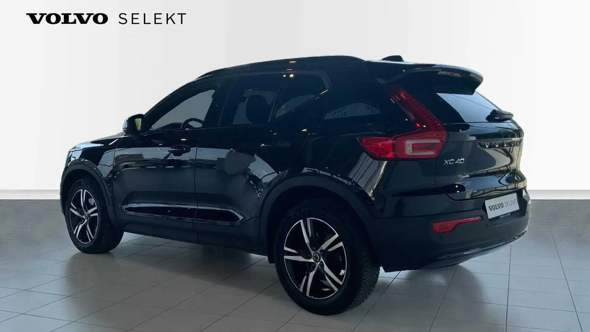 Volvo XC40 Plus, B3 Mild hybrid, Benzine, Dark + Driver Aware Zwart - 2