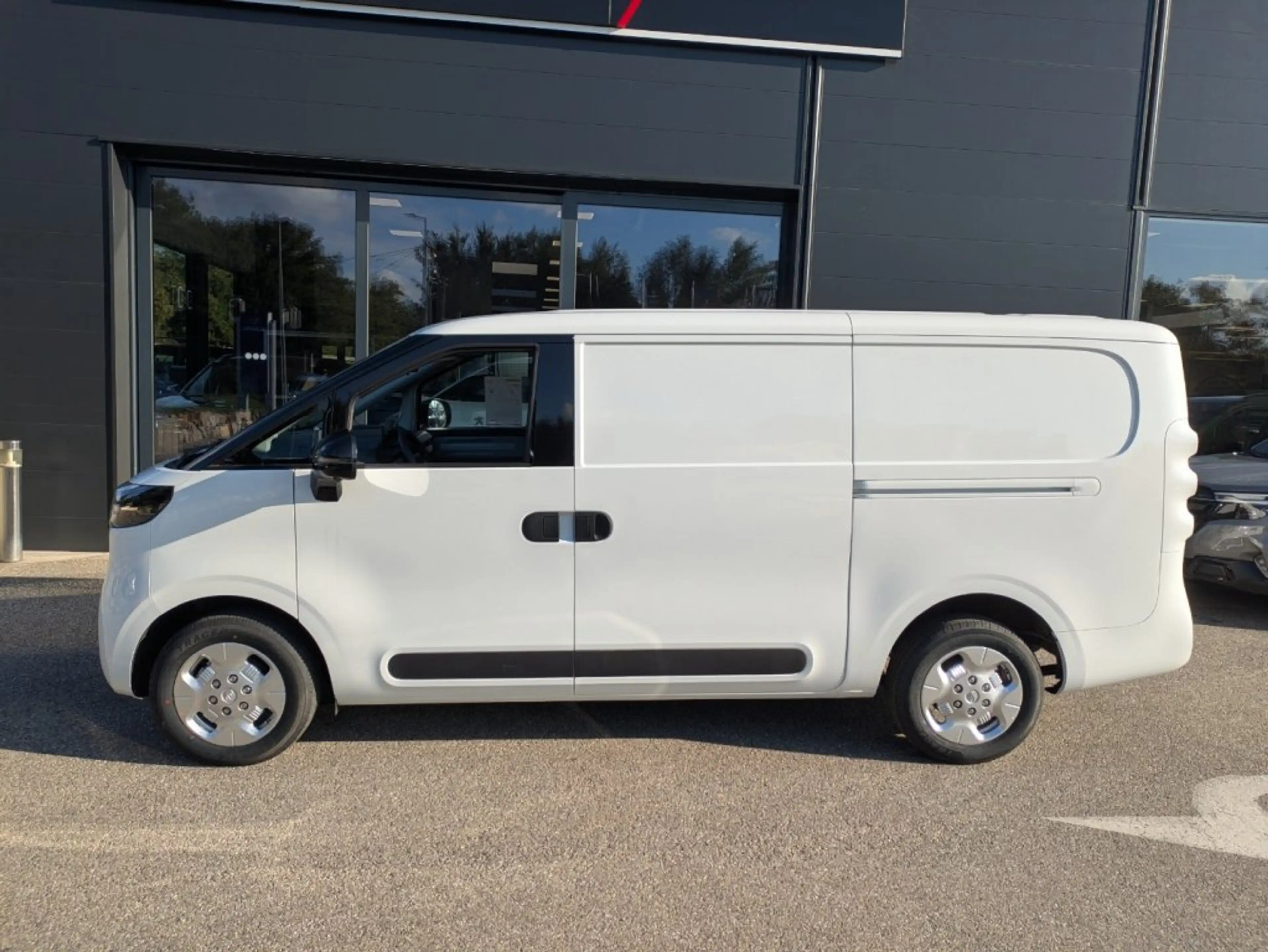 Maxus eDeliver 5 L1H1 64kWh double sliding — photo 4
