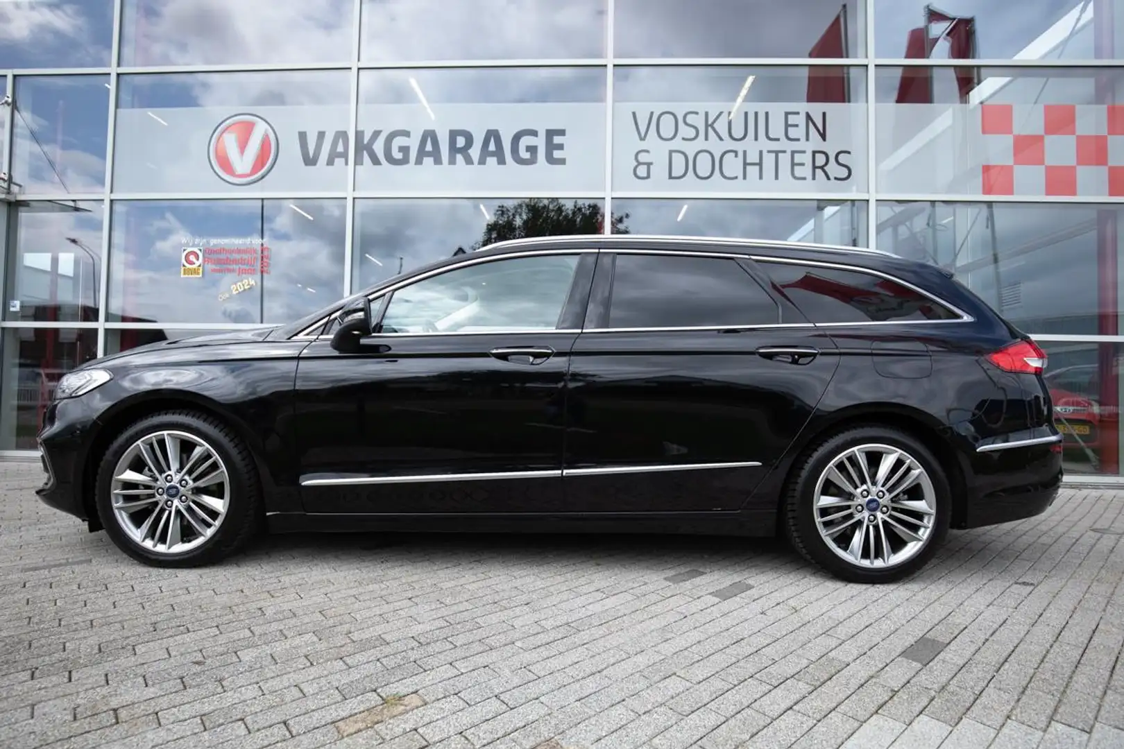 Ford Mondeo Wagon 2.0 IVCT HEV Vignale | Uitzwenkbare trekhaak Zwart - 2