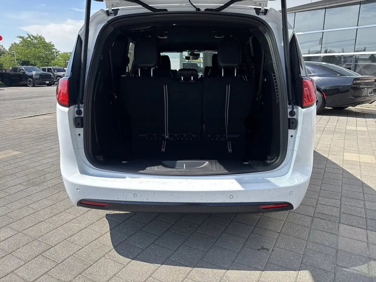Chrysler Grand Caravan снимка Chrysler Grand Caravan