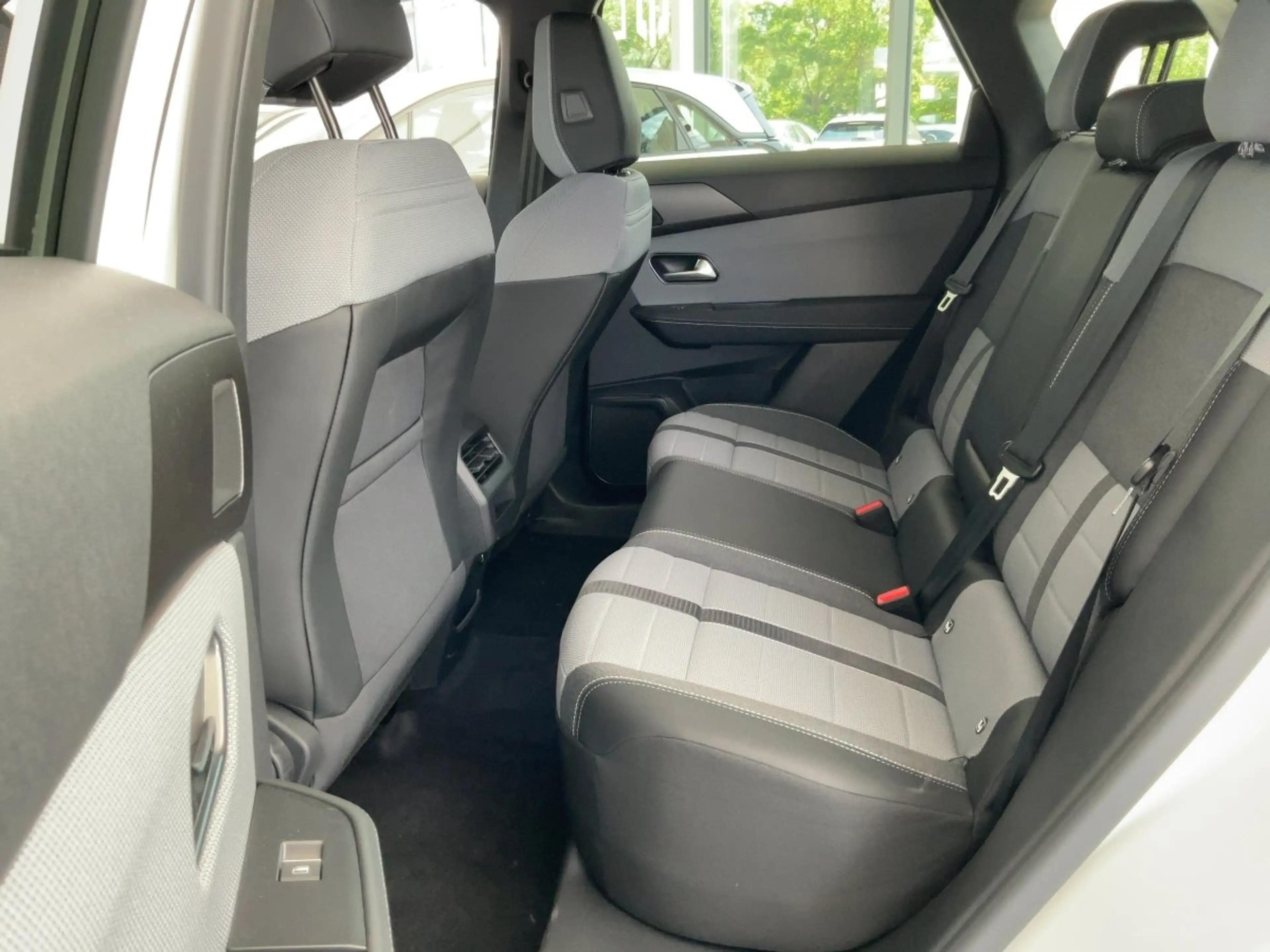 Opel Grandland 1.2 48V Mild- W Edition LED+SHZ+KlimaA — photo 8