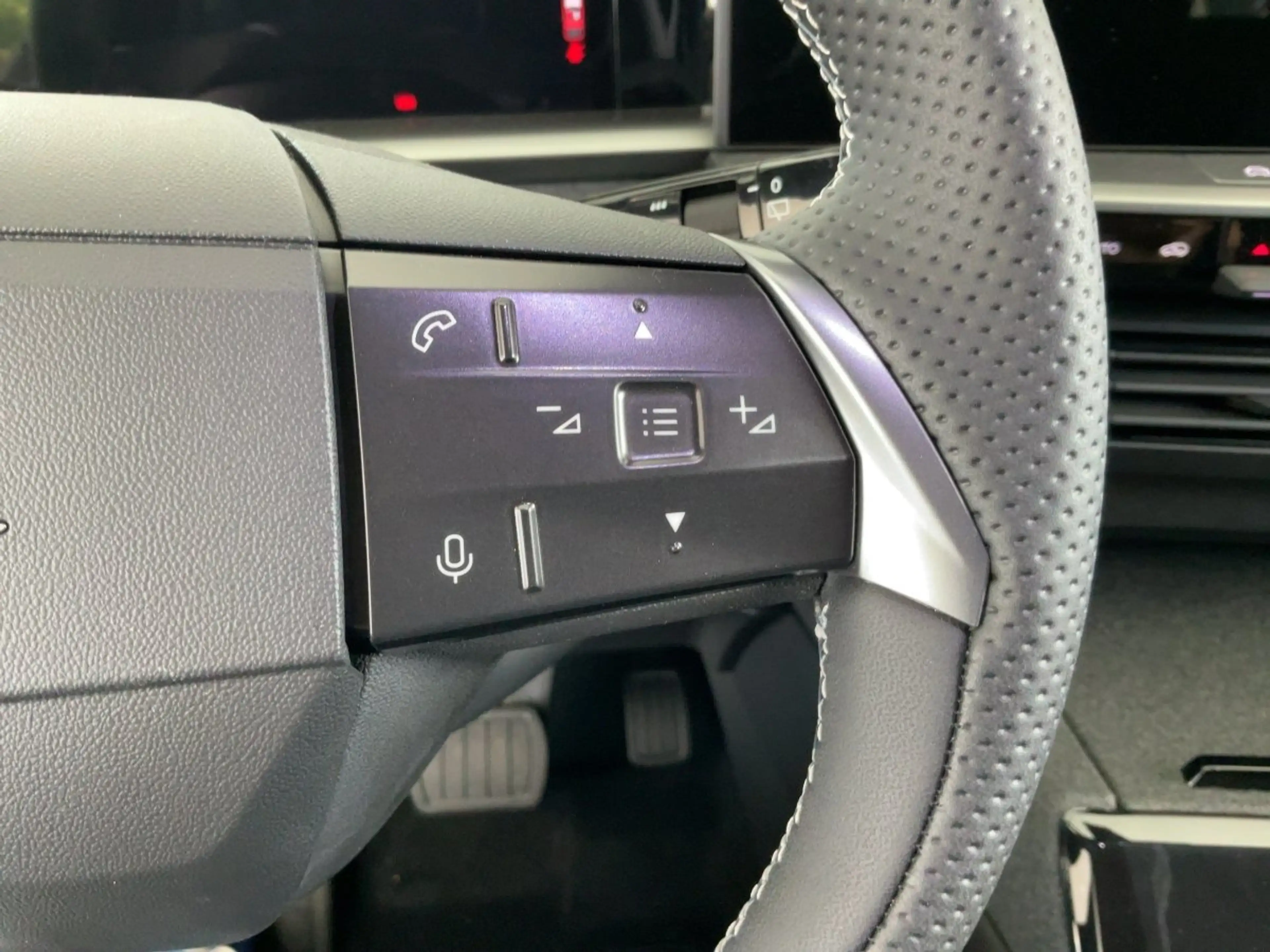 Opel Grandland 1.2 48V Mild- W Edition LED+SHZ+KlimaA — photo 15