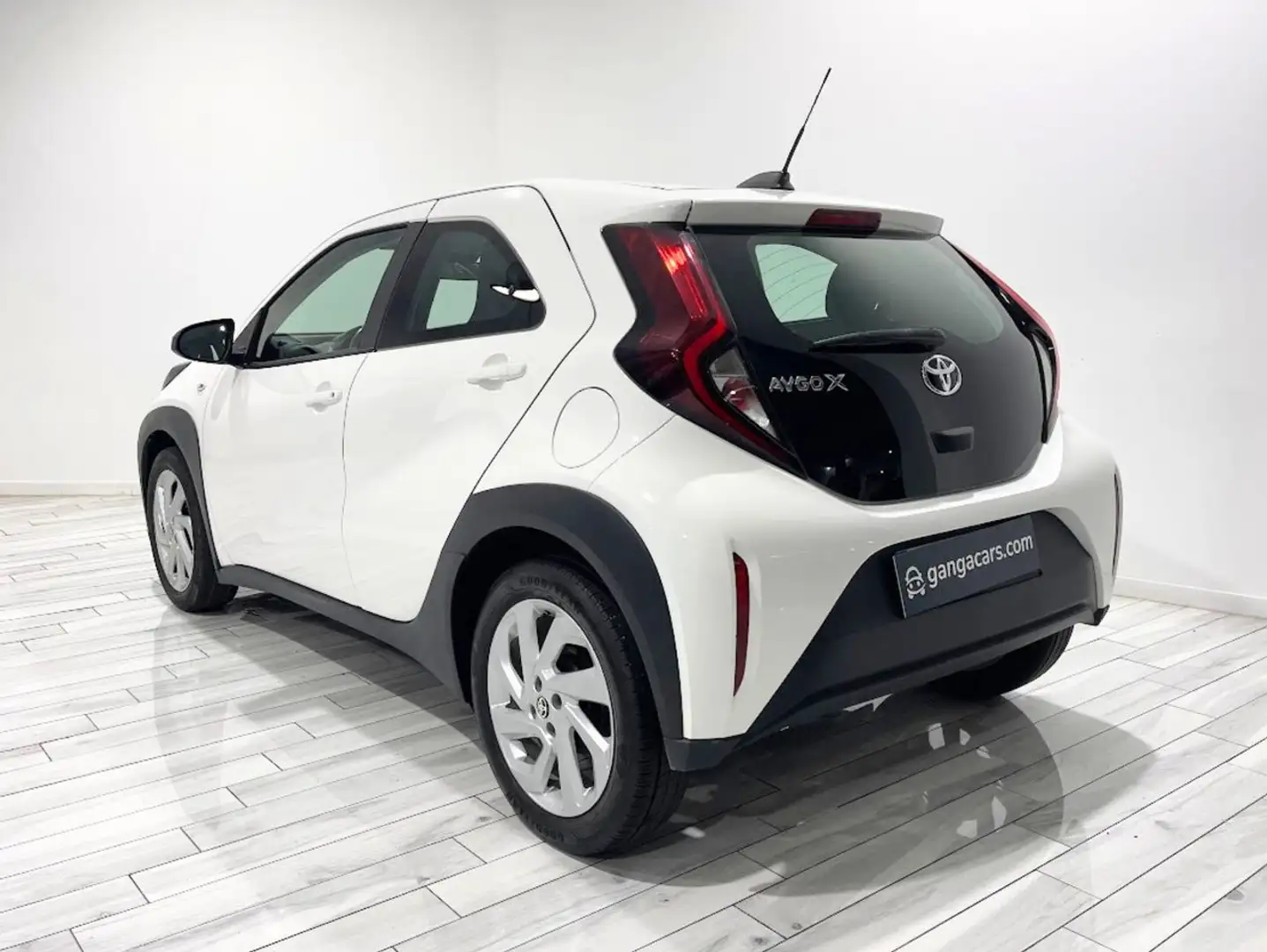 Toyota 1.0 VVT-I 72CV Play Blanco - 2