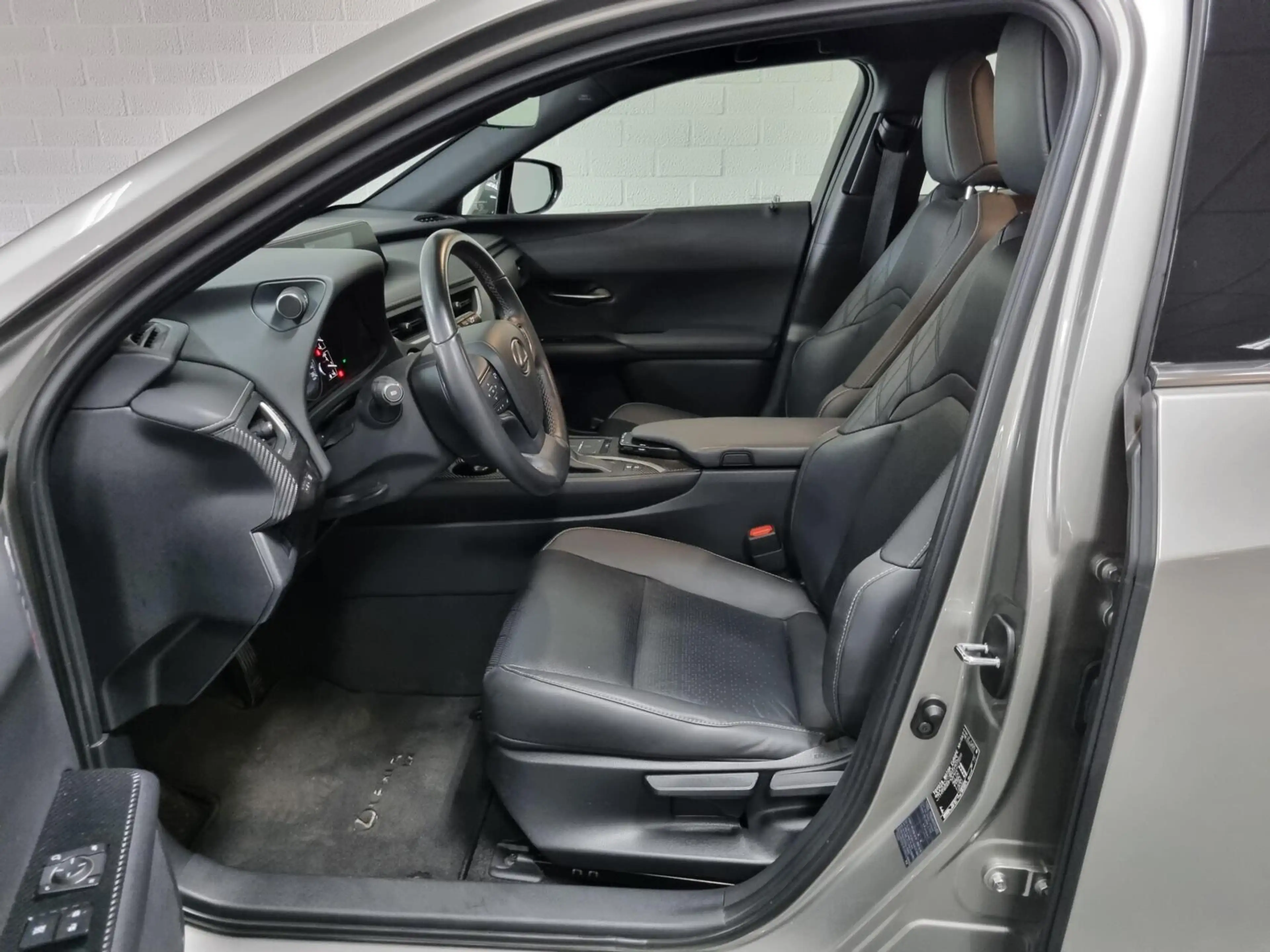 Lexus UX 250h Luxury Line / PDC / Leer / Trekhaak — photo 15