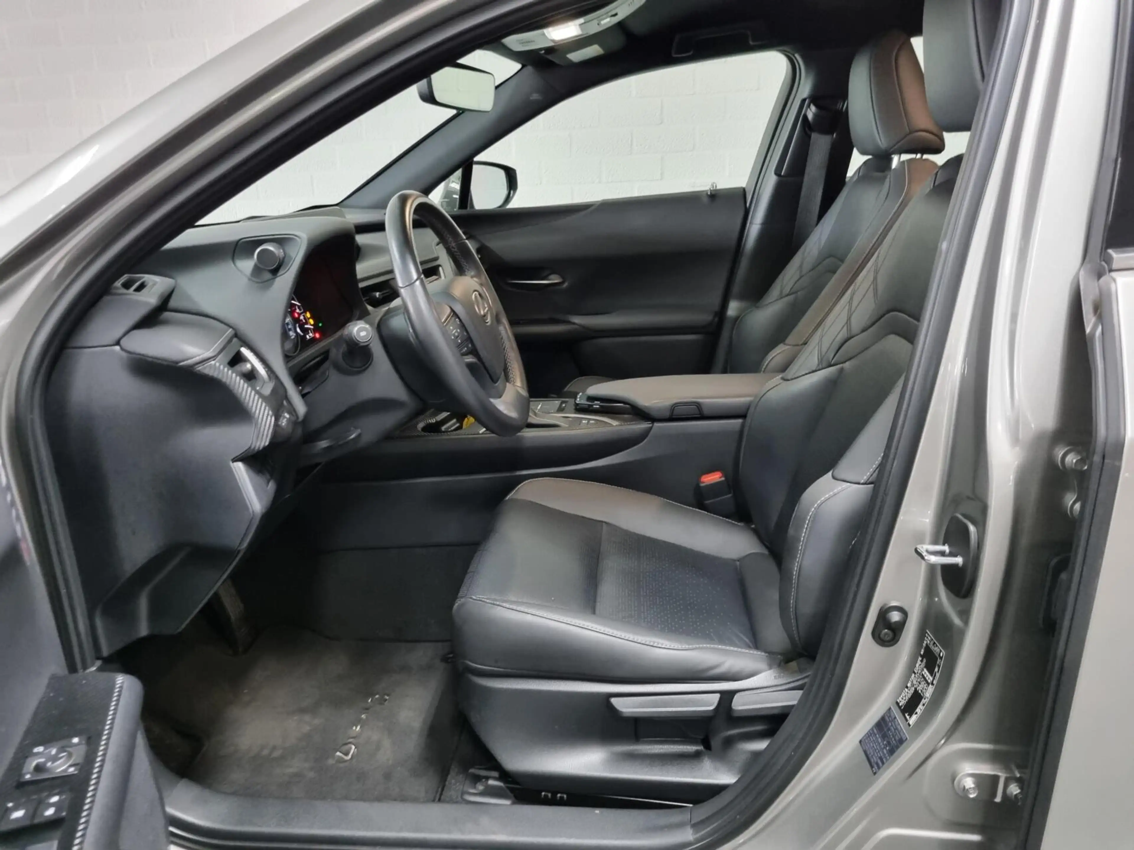 Lexus UX 250h Luxury Line / PDC / Leer / Trekhaak — photo 11