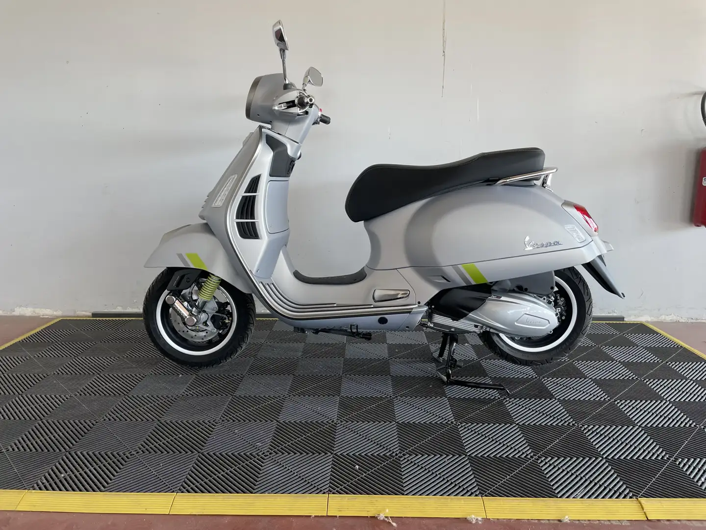 Vespa GTS 300 Gri - 1