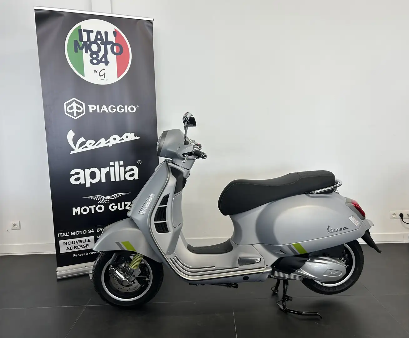 Vespa GTS 300 Grijs - 2