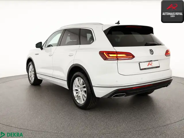 Volkswagen Touareg view 3