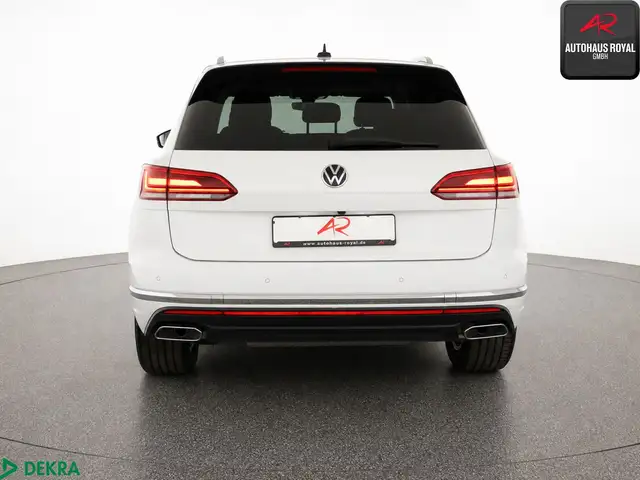 Volkswagen Touareg view 4