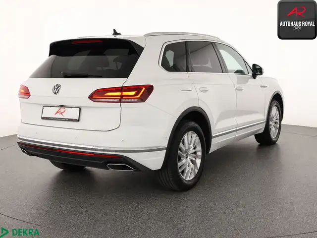 Volkswagen Touareg view 5