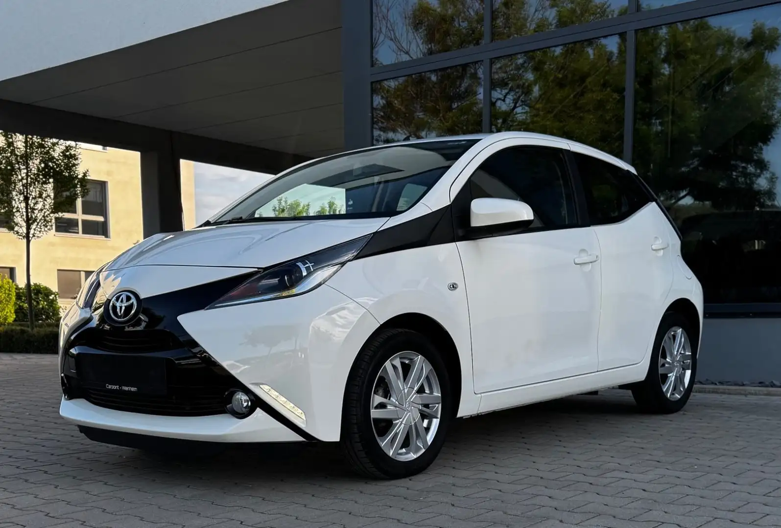 Toyota AYGO x-play AUTOMATIK*WENIG KM*KLIMA*KAM*TEL*LED Alb - 2