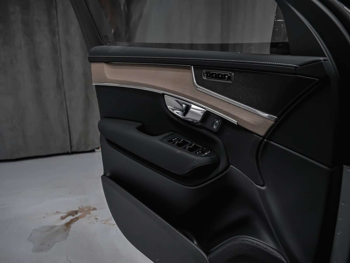 2026 Volvo XC90 Plus 7-Seater (Dark Theme) thumb 10