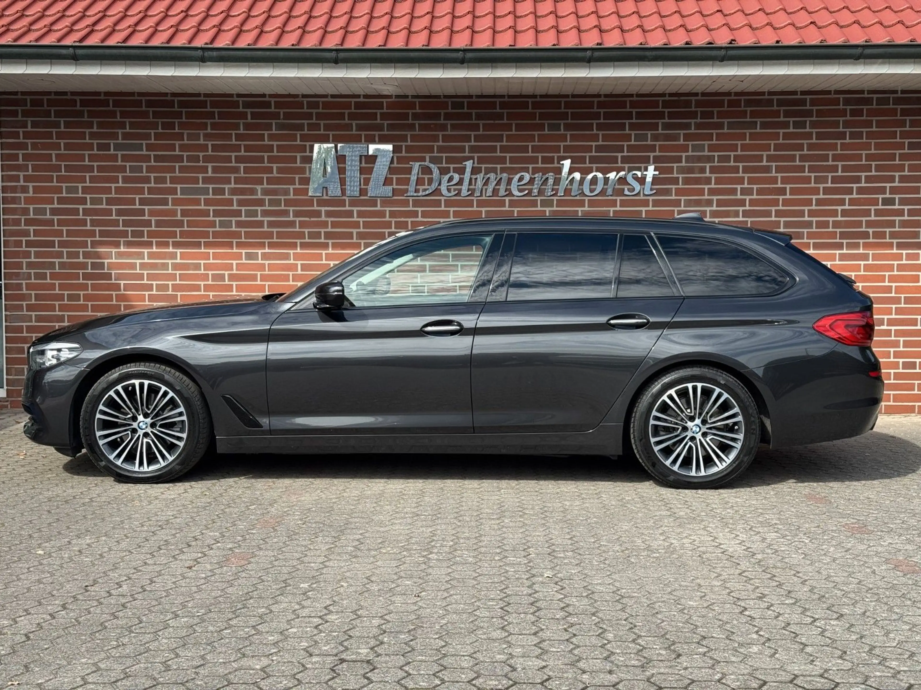 BMW 520 5 Touring 520 d xDrive Sport Line — photo 2