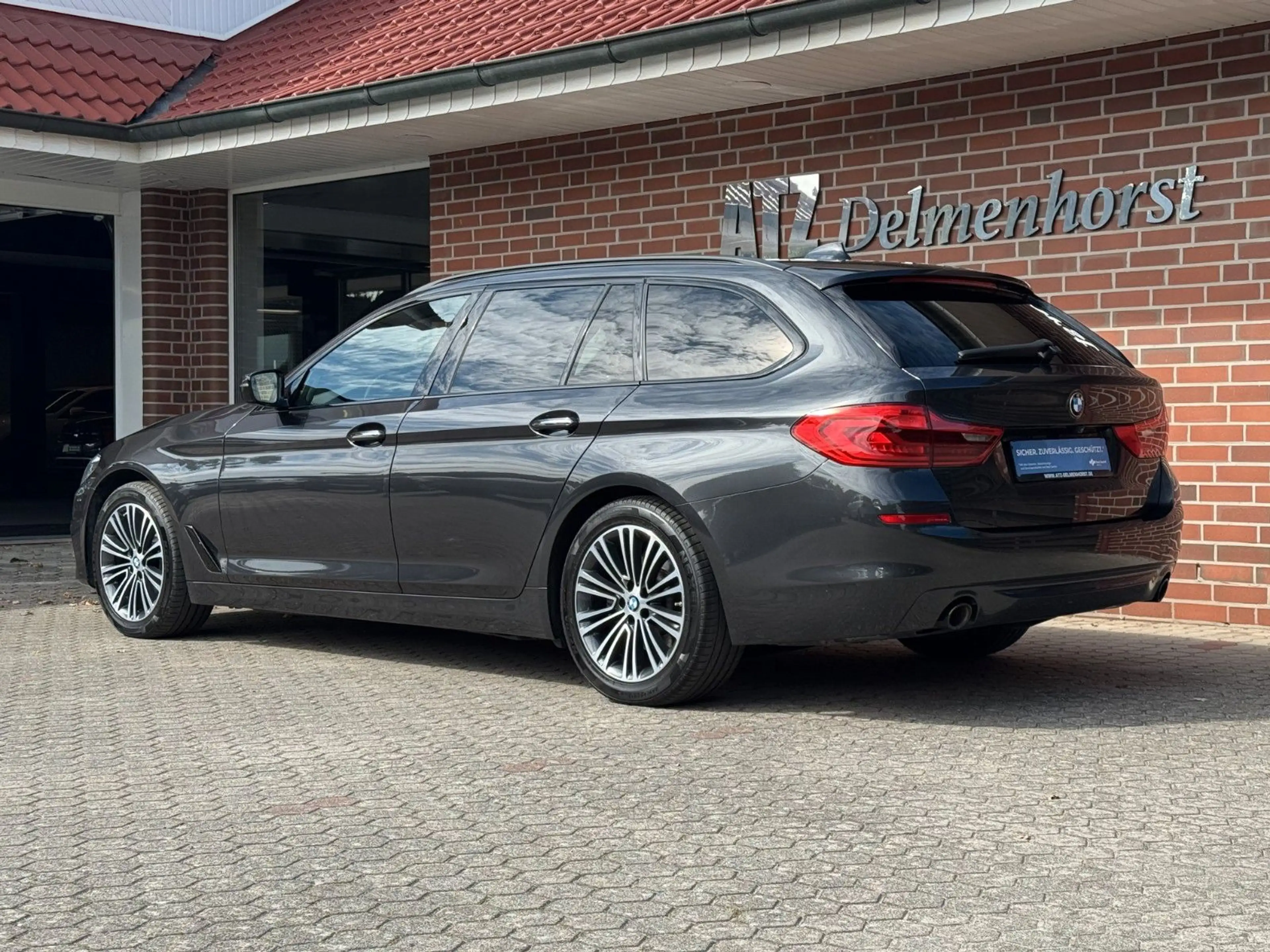 BMW 520 5 Touring 520 d xDrive Sport Line — photo 3