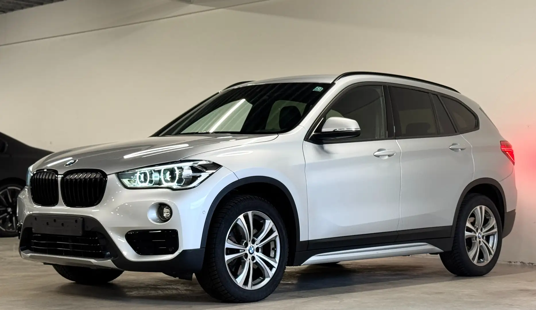 BMW X1 X1 xDrive20d Aut. Sport Line Zilver - 1