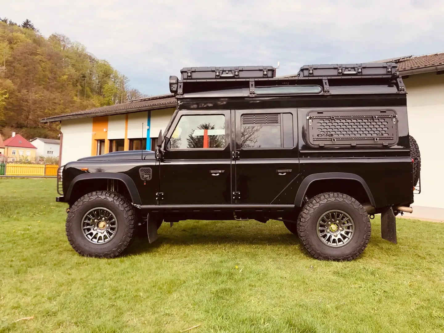 Land Rover Defender 110" Station Wagon E 2,4 TD Schwarz - 2