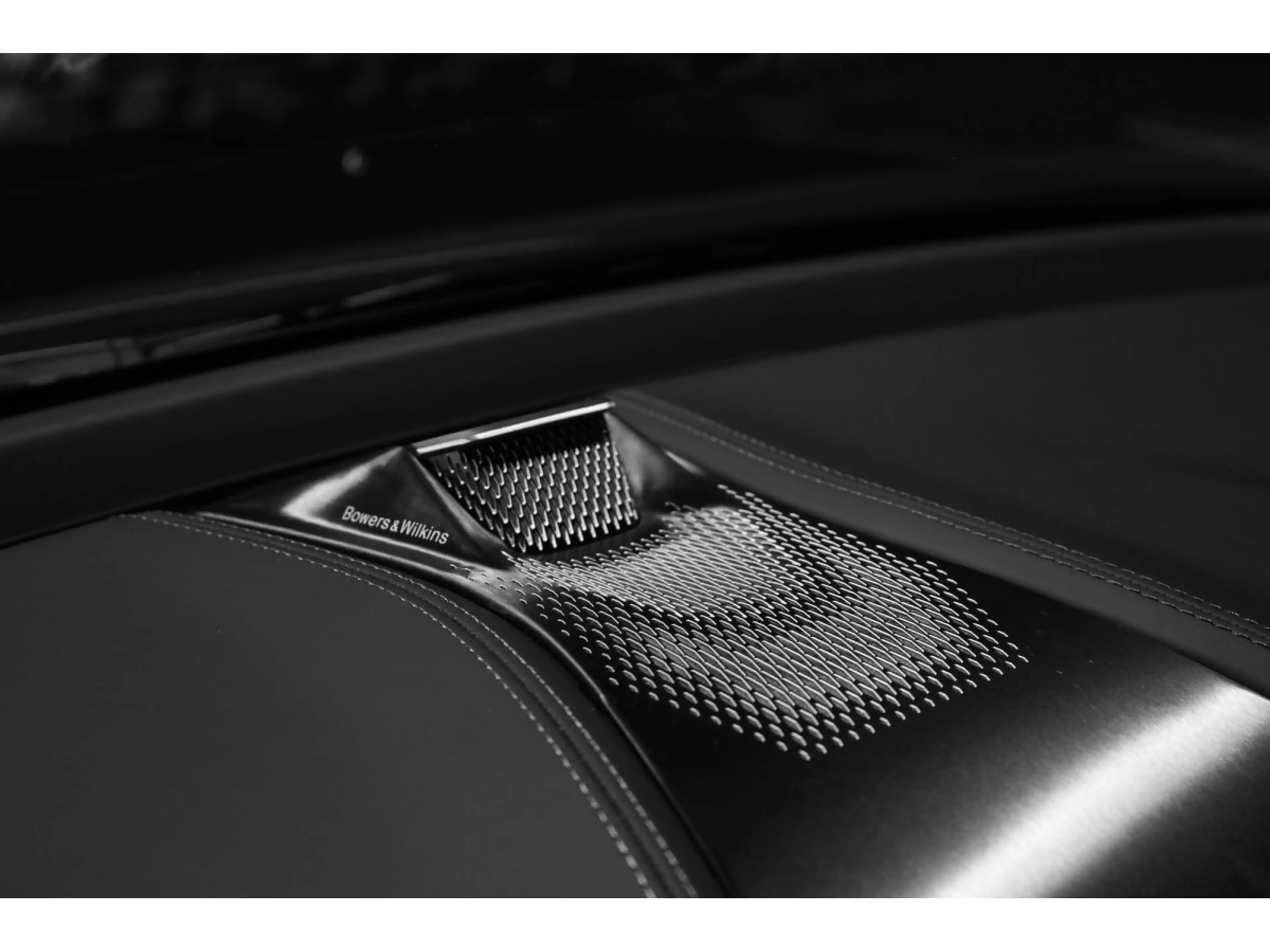 Aston Martin DBX 707 4.0 V8 Bi-Turbo — photo 14