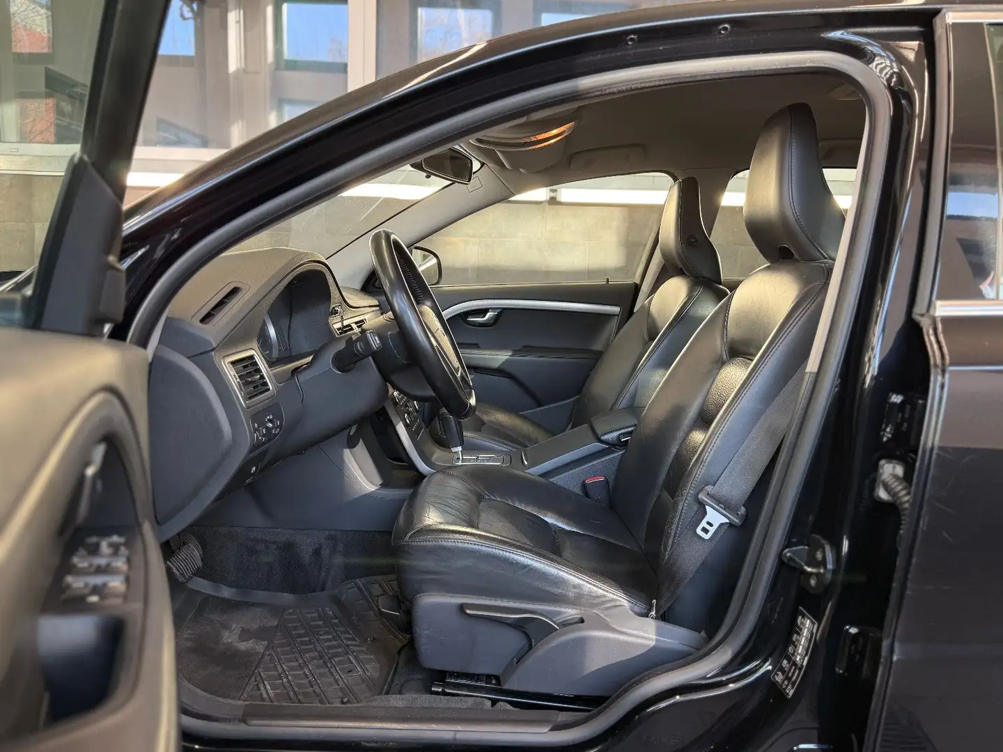 Volvo V70 Kombi Kinetic Leder Navi SHZ Xenon Schwarz - 2