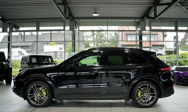 Porsche Cayenne view 11