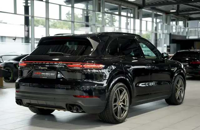 Porsche Cayenne view 8