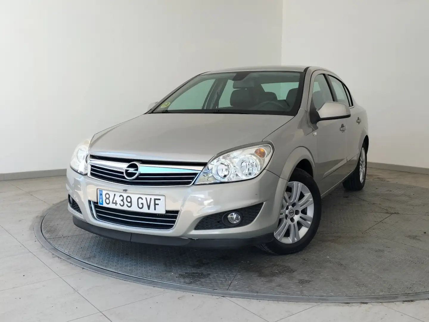 Opel Astra Sedán 1.7CDTi Edition 110 Ezüst - 1