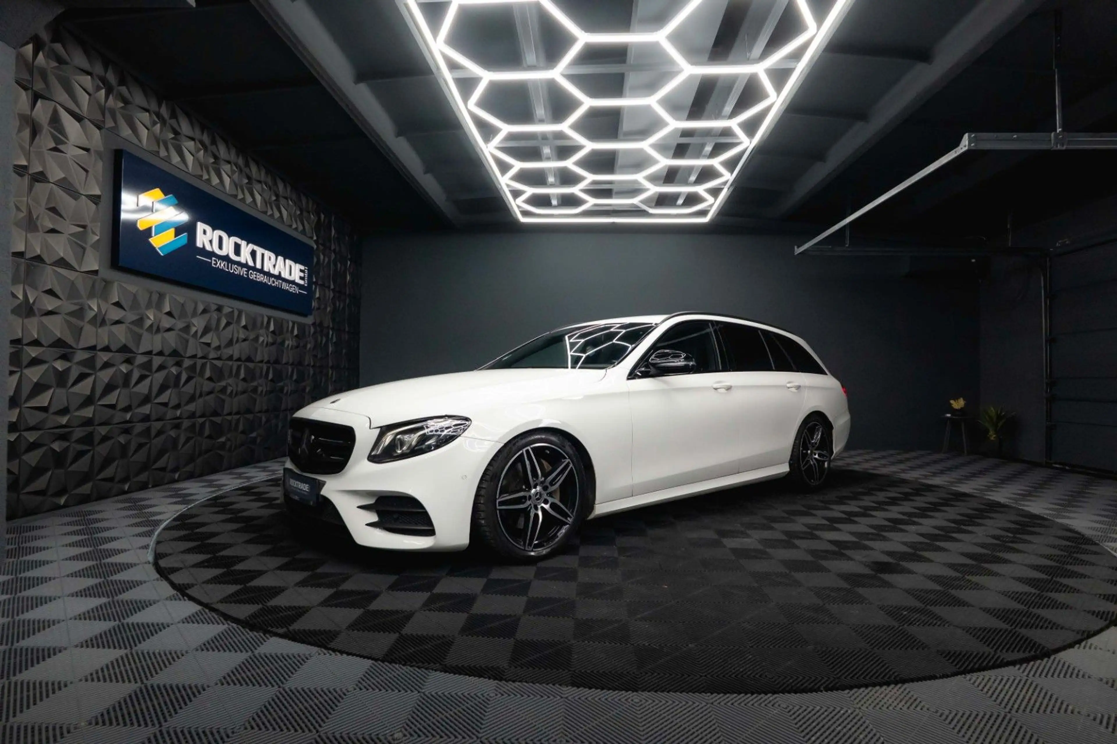 Mercedes-Benz E 220 d AMG Night-Paket | ACC | LED | Widescreen — photo 2