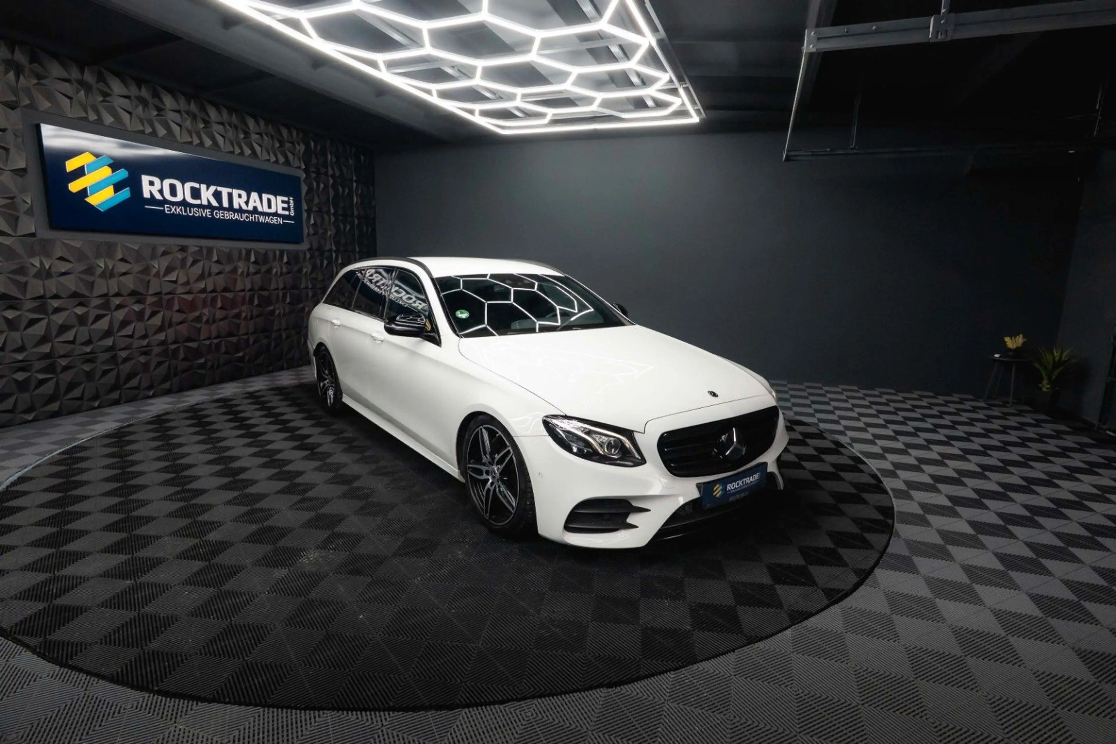 Mercedes-Benz E 220 d AMG Night-Paket | ACC | LED | Widescreen — photo 6