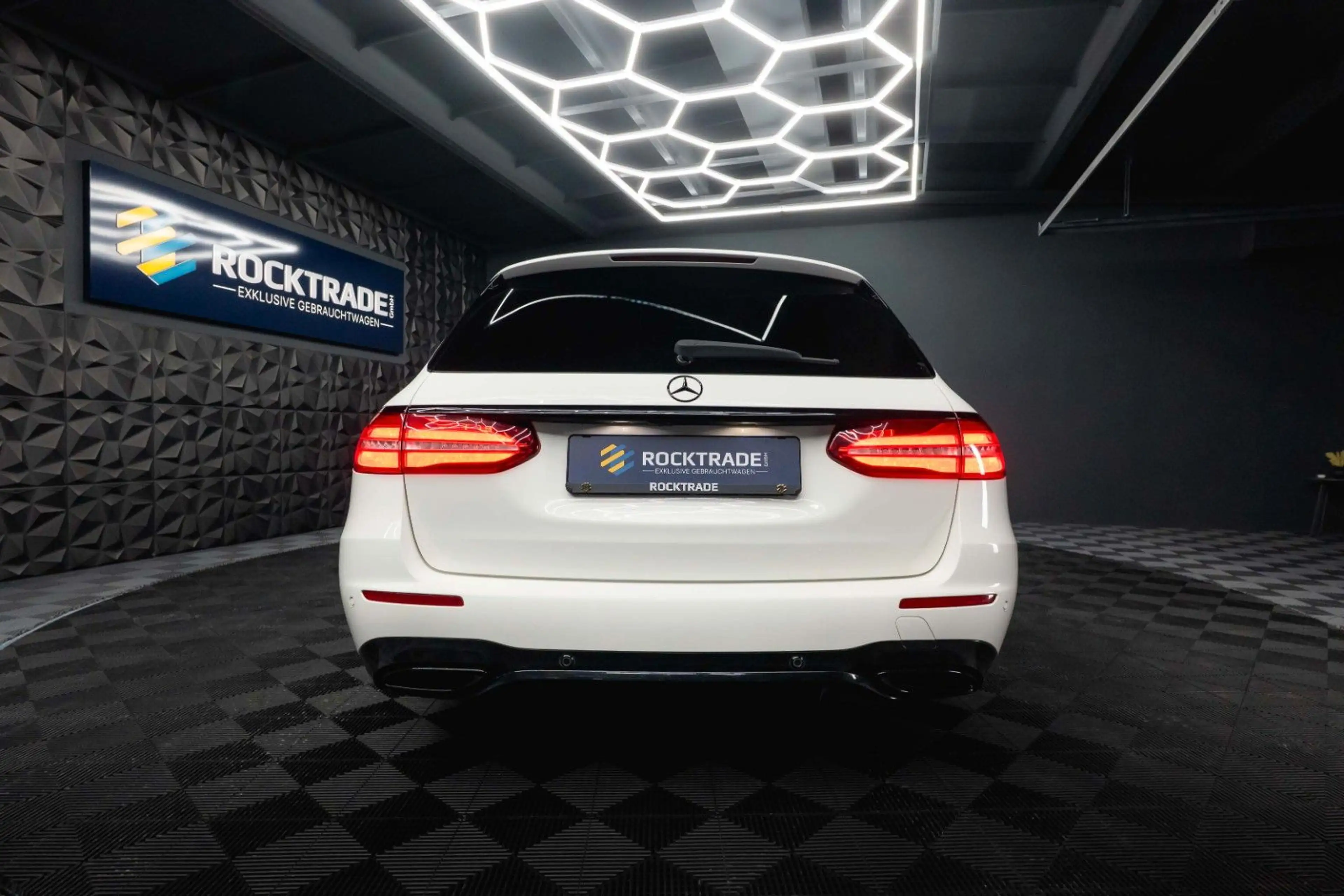 Mercedes-Benz E 220 d AMG Night-Paket | ACC | LED | Widescreen — photo 14