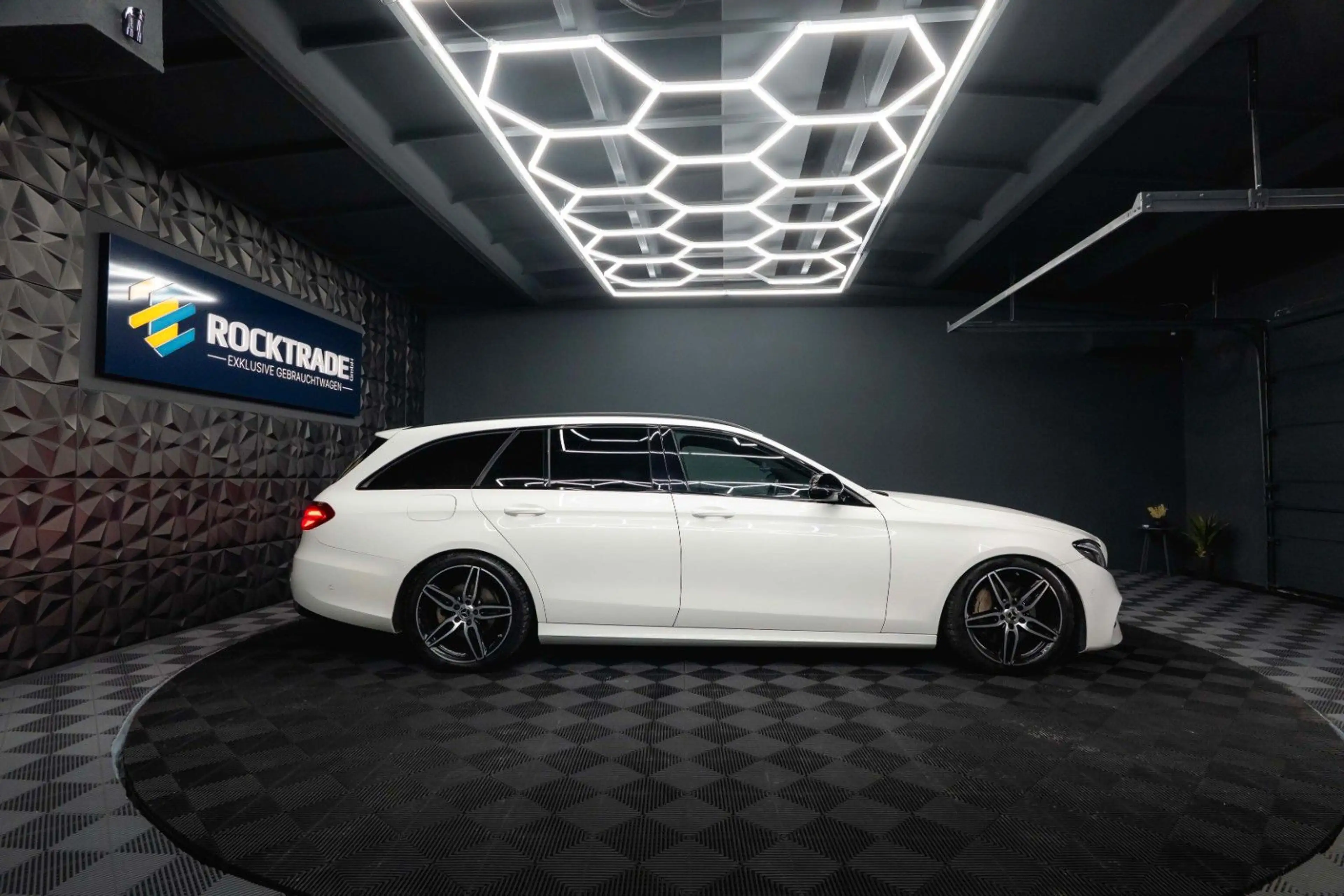 Mercedes-Benz E 220 d AMG Night-Paket | ACC | LED | Widescreen — photo 7